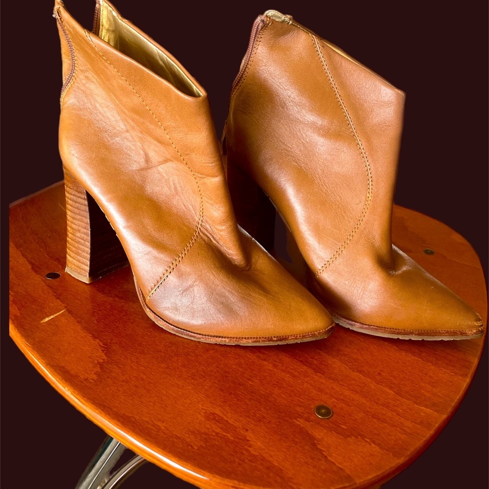 Beautiful Leather Boots (women’s size 5) - Kenneth Cole